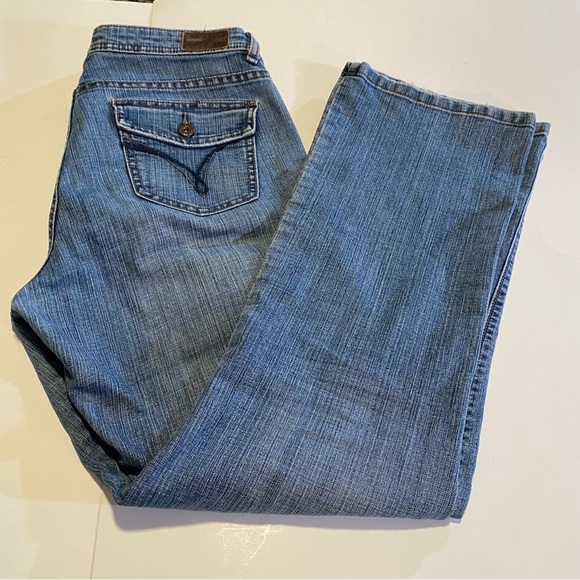 Lee Midrise Bootcut SZ 8 Medium, GUC, stretch, distressed, lower on the waist - Picture 6 of 12